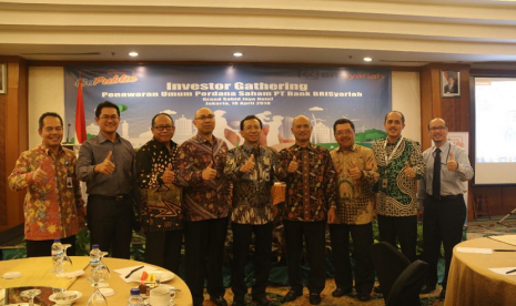 1. Direksi BRISyariah dan para Pejabat BRI wilayah Jakarta tengah berfoto bersama usai acara Investor Gathering BRISyariah, di Grand Sahid Jaya Hotel Jakarta, Rabu (18/4).