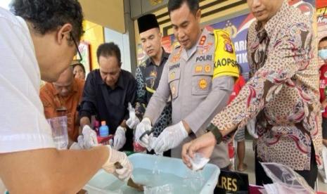 1 Kg barang bukti sabu senilai hampir Rp 3 miliar dimusnahkan Polres Kotim.