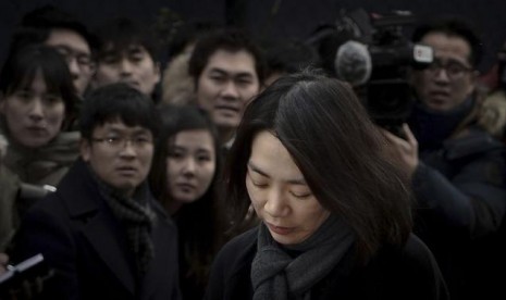 Cho Hyun-ah, also known as Heather Cho, daughter of chairman of Korean Air Lines, Cho Yang-ho, appears in front of the media outside the offices of the Aviation and Railway Accident Investigation Board of the Ministry of Land, Infrastructure, Trans