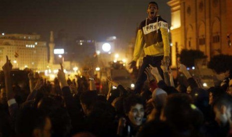 Anti-Mubarak protesters shout slogans against government and military rules after the verdict of former Egyptian President Hosni Mubarak's trial, around Abdel Moneim Riad square in downtown Cairo November 29, 2014.