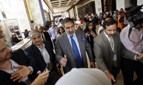  India's Commerce Minister Anand Sharma (C) arrives at the ninth World Trade Organization (WTO) Ministerial Conference in Nusa Dua, on the Indonesian resort island of Bali December 6, 2013. 