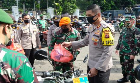 100 ribu masker dan 3.000 paket sembako dalam bakti sosial Akabri angkatan 1989 bersama Yayasan Pundi Amal Peduli Kasih.