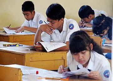 Para siswa sedang menghadapi Ujian Nasional