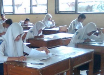 Siswa mengikuti ujian nasional