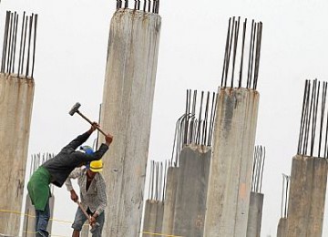 Pekerja sedang mengerjakan proyek infrastruktur