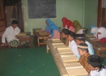 Suasana belajar di sebuah pesantren.