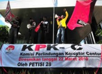 Pendemo menuntut pengusutan kasus Bank Century di Gedung KPK