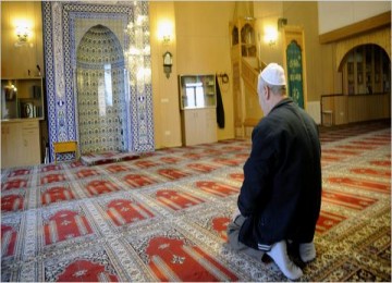 Seorang Muslim sedang berdoa di Masjid Volklingen