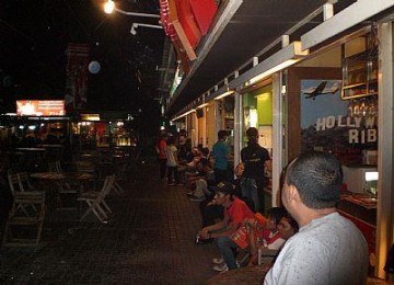 Suasana Kemang di waktu malam.