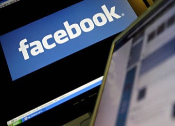 Tampak layar komputer tengah membuka situs facebook.