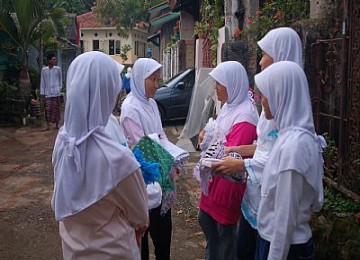 Muslimah mengenakan jilbab.