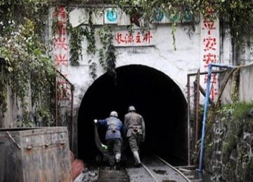 Tampak pekerja memasuki tambang batubara di China