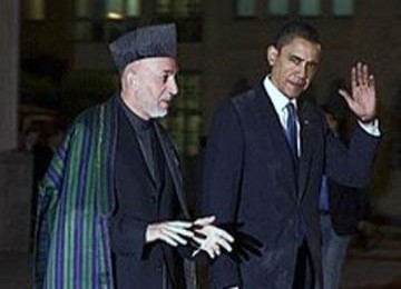 Tampak Presiden Barrack Obama bersama dengan Presiden Hamid Karzai