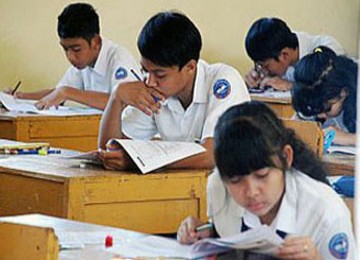 Tampak siswa sedang mengerjakan ujian nasional.