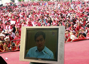 Dialog Abhisit Vejjajiva-Kubu Kaus Merah Disiarkan langsung melalui televisi.