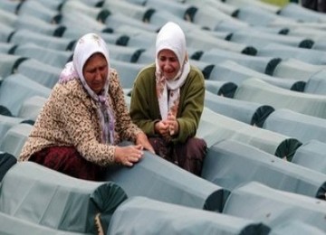 Muslimah yang keluarganya ikut menjadi korban pembantaian Srebrenica