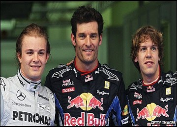 Keputusan Mark Webber (tengah) untuk mengganti ban membuat dia mencatat waktu tercepat, disusul oleh Nico Rosberg dan Sebastian Vettel.