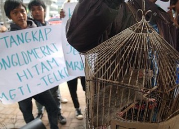 Demo menuntut ditangkapnya para koruptor uang negara