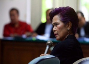 Miranda Goeltom di sidang pengadilan Tipikor Jakarta (1/4/2010)