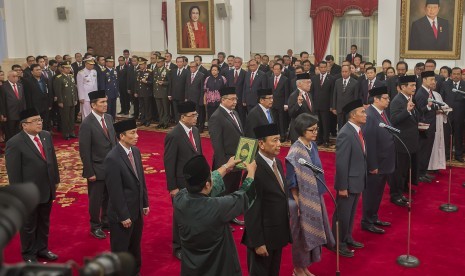 12 menteri dan satu kepala badan hasil perombakan Kabinet Kerja Jilid II mengucapkan sumpah dan janji jabatan yang dipimpin Presiden Joko Widodo di Istana Negara, Jakarta, Rabu (27/7). 