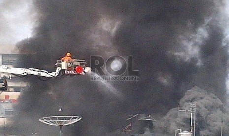 Petugas berusaha memadamkan kebakaran yang terjadi di komplek pertokoan Glodok Jaya,Tamansari,Jakarta Barat, Rabu (6/2).