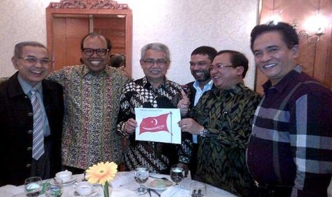 Bendera Provinsi Aceh yang semula disepakati berwarna merah dengan gambar bulan sabit dan bintang, serta pedang dengan tulisan berbahasa Arab. 