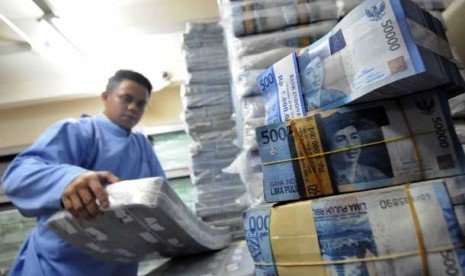 Petugas mengangkut uang rupiah di 