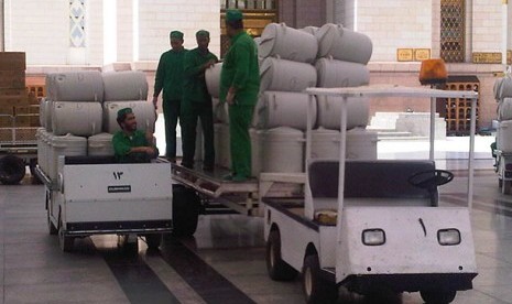 sejumlah petugas di Masjid Madinah sedang mendistribusikan air zam-zam 