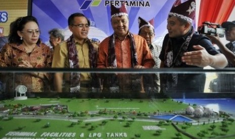 CEO of Bosowa Erwin Aksa (right) explains the construction of LPG terminal in Banyuwangi, East Java, on Wednesday, Jan. 22, 2014.