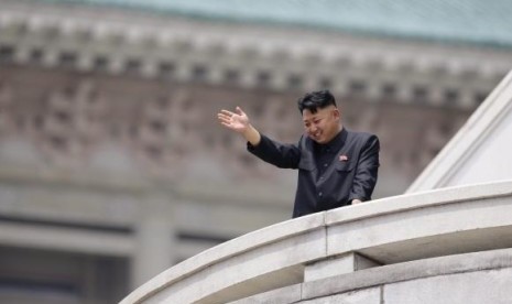 North Korean leader Kim Jong-un waves to the people during a parade to commemorate the 60th anniversary of the signing of a truce in the 1950-1953 Korean War, at Kim Il-sung Square in Pyongyang July 27, 2013.