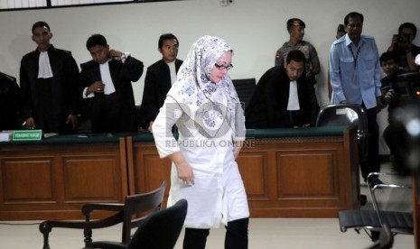   Gubernur Banten nonaktif Ratu Atut Chosiyah menjalani sidang lanjutan kasus suap pengurusan sengketa Pilkada Kabupaten Lebak, Banten 2013 di Pengadilan Tipikor Jakarta, Senin (11/8). (Republika/Aditya Pradana Putra)