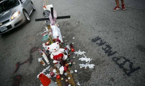  Lokasi tempat kejadian tewasnya remaja 18 tahun yang ditembak polisi di Ferguson, Missouri, Senin (11/8).    (AP/Jeff Roberson)