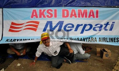  Pegawai PT Merpati Nusantara Airlines melakukan aksi damai di depan Kementerian BUMN, Jakarta, Selasa (12/8).   (Republika/Prayogi)