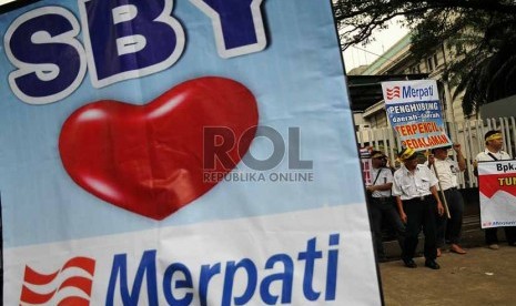   Pegawai PT Merpati Nusantara Airlines melakukan aksi damai di depan Kementerian BUMN, Jakarta, Selasa (12/8).    (Republika/Prayogi)