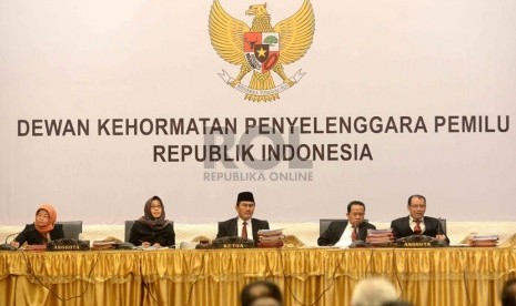  Ketua Dewan Kehormatan Penyelenggara Pemilu (DKPP) RI Jimly Asshidiqie memimpin sidang kode etik Dewan Kehormatan Penyelenggara Pemilu (DKPP) di Jakarta, Kamis (14/8). (Republika/Agung Supriyanto)