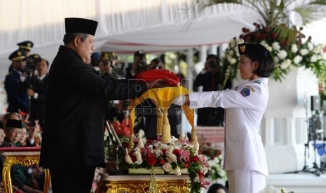   Presiden Susilo Bambang Yudhoyono menyerahkan bendera pusaka kepada anggota paskibraka asal Tomohon Juana Gita Medinnas Janis dalam peringatan HUT Proklamasi ke-69 RI di Istana Merdeka, Jakarta, Ahad (17/8). (Republika/Edwin Dwi Putranto)