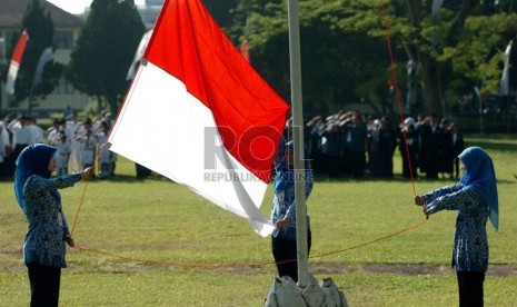  Siswa-siswi Panti Sosial Tuna Netra Wiyata Guna melaksanakan Upacara HUT Ke-69 Kemerdekaan RI di Lapangan Wiyata guna, Jalan Pajajaran, Bandung, Ahad (17/8).  (Republika/Raisan Al Farisi)