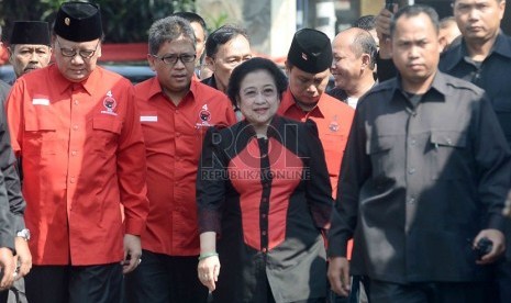  Ketua Umum PDI Perjuangan Megawati Soekarnoputri menghadiri upacara HUT Ke-69 RI di kantor DPP PDI Perjuangan, Lenteng Agung, Jakarta, Ahad (17/8).  (Republika/Agung Supriyanto)