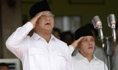  Capres Prabowo Subianto (kiri) dan Cawapres Hatta Rajasa (kanan) memberi hormat pada bendera merah putih saat upacara peringatan HUT ke-69 Kemerdekaan RI di Lapangan Nusantara Polo Club, Cibinong, Jabar, Ahad (17/8). (Antara/Prasetyo Utomo)