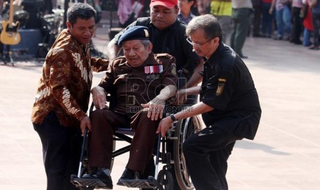  Pejuang veteran dengan menggunakan kursi roda berjalan usai mengikuti upacara peringatan HUT Kemerdekaan ke-69 RI di Tugu Proklamasi, Jakarta, Ahad (17/8). (Republika/Yasin Habibi)