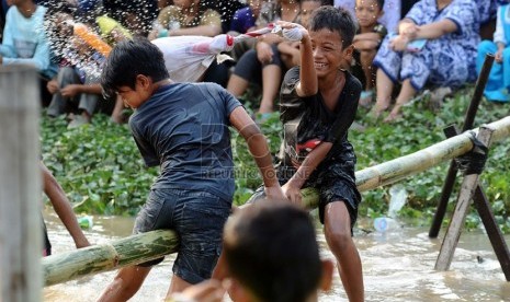   Warga mengikuti lomba gebuk bantal saat perayaan HUT ke-69 RI di Margahayu, Bekasi, Jawa Barat, Ahad (17/8). (Republika/Tahta Aidilla)