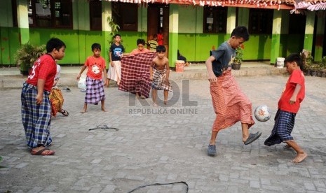  Warga mengikuti lomba pertandingan bola mengunakan sarung saat perayaan HUT ke-69 RI di Margahayu, Bekasi, Jawa Barat, Ahad (17/8). (Republika/Tahta Aidilla)