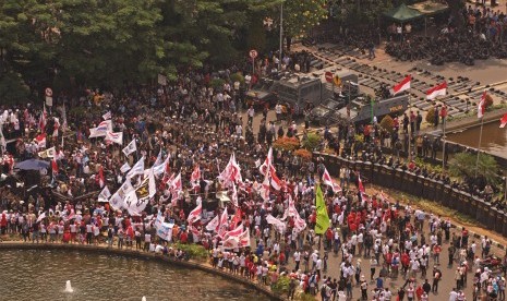  Massa pendukung Capres Prabowo-Hatta melakukan aksi di silang Monas kawasan Patung Kuda, Jakarta Pusat, Kamis, (21/8).  (Antara/Paramayuda)