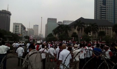 Suasana massa pendukung capres Prabowo di depan Patung Kuda, Jakarta Pusat, Kamis (21/8).