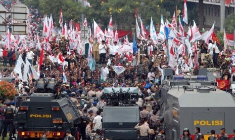  Massa berorasi di Jalan Medan Merdeka Barat, Jakarta Pusat, Kamis (21/8).    (Republika/Raisan Al Farisi)