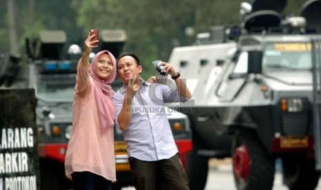  Warga berfoto selfie di depan kendaraan taktis yang diparkir dekat gedung Mahkamah Konstitusi (MK) Jalan Merdeka Barat, Jakarta Pusat, Kamis (21/8).   (Republika/Raisan Al Farisi)