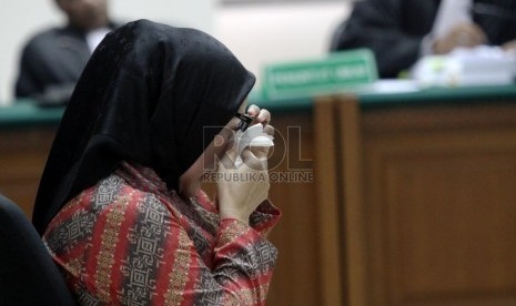   Terdakwa gubernur Banten non aktif Ratu Atut Chosiyah menangis saat membacakan nota pembelaan (Pledoi) di Pengadilan Tipikor, Jakarta, Kamis (21/8).   (Republika/ Yasin Habibi)