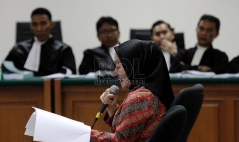   Terdakwa gubernur Banten non aktif Ratu Atut Chosiyah menangis saat membacakan nota pembelaan (Pledoi) di Pengadilan Tipikor, Jakarta, Kamis (21/8).   (Republika/ Yasin Habibi)