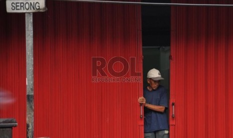  Suasana pertokoan yang tutup sementara untuk mengantisipasi terjadinya kerusuhan saat sidang putusan MK di kawasan Sarinah, Jakarta Pusat, Kamis (21/8).  (Republika/Rakhmawaty La'lang)