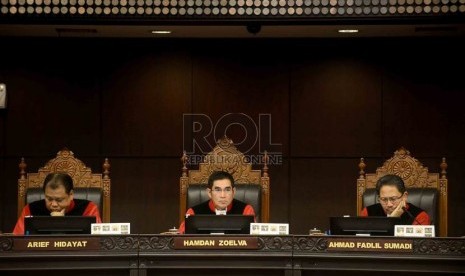  Ketua MK Hamdan Zoelva memimpin sidang pembacaan putusan Perselisihan Hasil Pemilihan Umum 2014 yang diajukan pasangan calon presiden Prabowo Subianto-Hatta Rajasa di Gedung Mahkamah Konstitusi, Kamis (21/8).   (Republika/Agung Supriyanto)